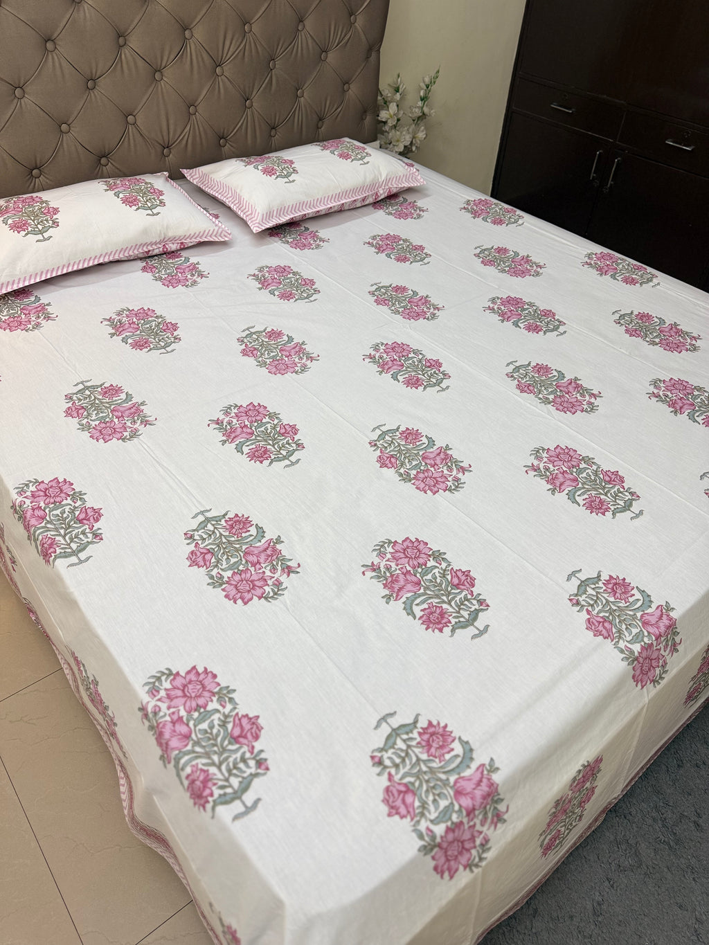 Fine Cotton Smooth Texture Everyday Bedsheet Pink & Green Guldasta